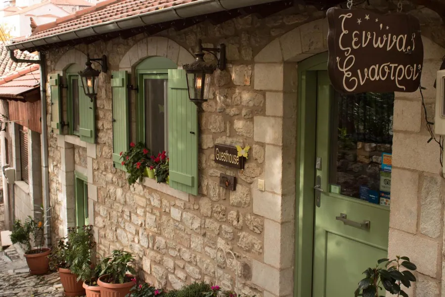 Η πέτρινη πρόσοψη με τα πράσινα παράθυρα