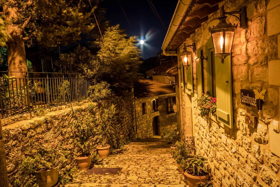 Το καλντερίμι μπροστά στον ξενώνα τη νύχτα